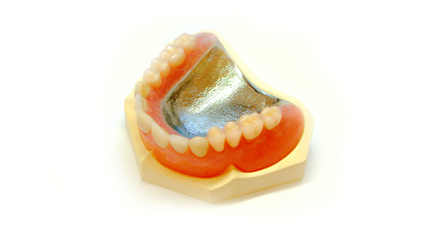 丈夫な金属の入れ歯・チタンの総入れ歯